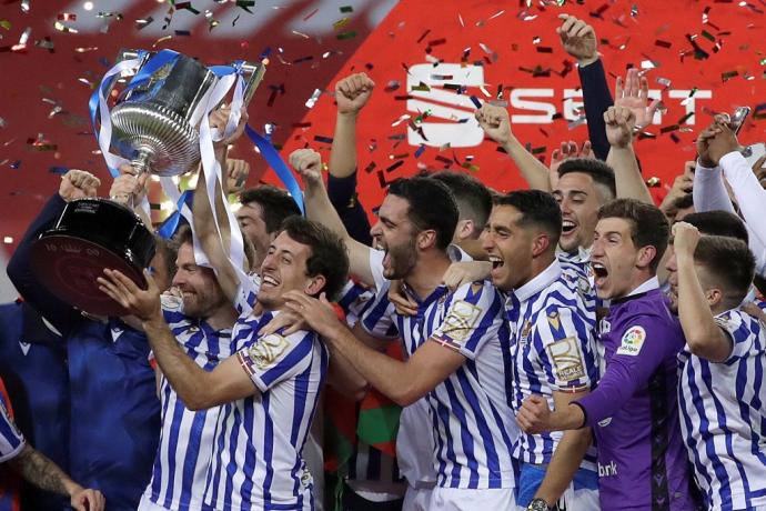 Los jugadores de la Real celebran la Copa conquistada en Sevilla.