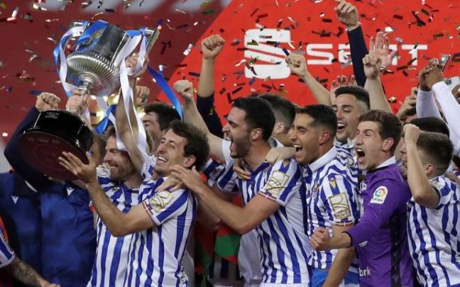 Los jugadores de la Real celebran la Copa conquistada en Sevilla.