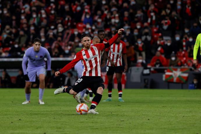 Iker Muniain golpea el balón desde el punto de penalti para conseguir el tercer gol que dio el pase al Athletic ante el Barça.