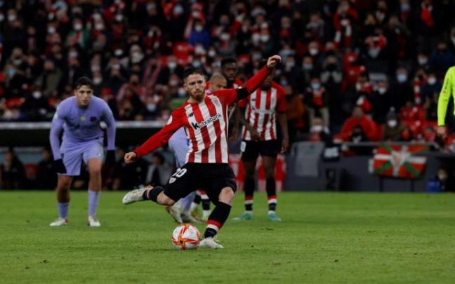 Iker Muniain golpea el balón desde el punto de penalti para conseguir el tercer gol que dio el pase al Athletic ante el Barça. Iker Muniain golpea el balón desde el punto de penalti para conseguir el tercer gol que dio el pase al Athletic ante el Barça.