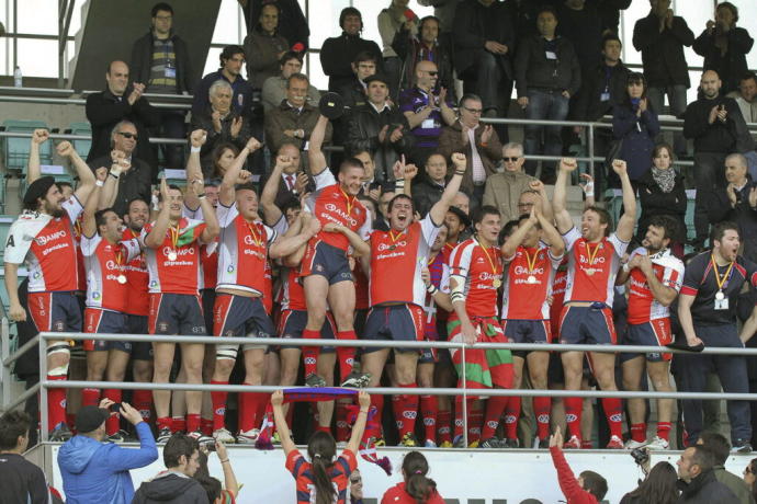 La plantilla del Ampo Ordizia celebra el trofeo y las medallas de campeón en La Nueva Balestera