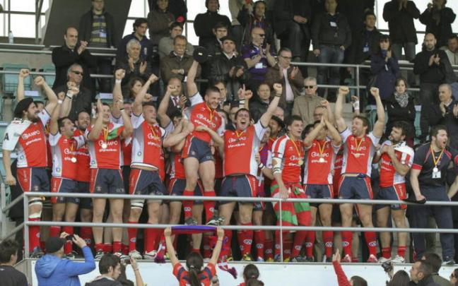 La plantilla del Ampo Ordizia celebra el trofeo y las medallas de campeón en La Nueva Balestera La plantilla del Ampo Ordizia celebra el trofeo y las medallas de campeón en La Nueva Balestera