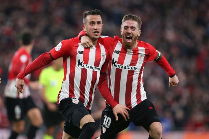 Berenguer y Muniain celebran el gol que vale el pase a las semifinales