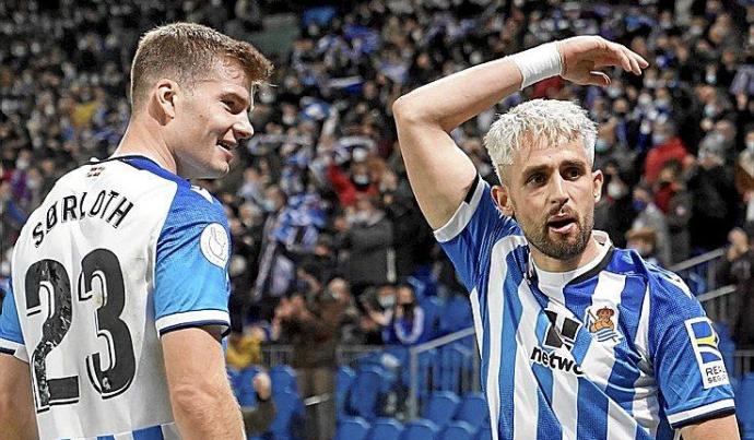 Sorloth y Januzaj, los autores de los goles de la victoria ante el Atlético en Anoeta, celebran sus tantos.