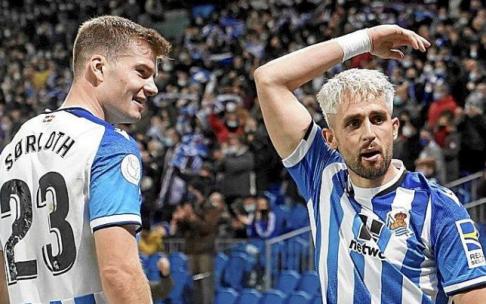 Sorloth y Januzaj, los autores de los goles de la victoria ante el Atlético en Anoeta, celebran sus tantos.