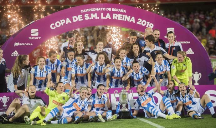 Las jugadoras de la Real y el cuerpo técnico posan con el trofeo de Copa