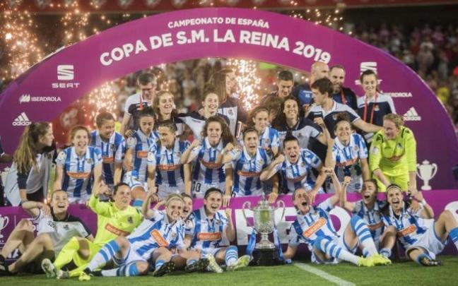 Las jugadoras de la Real y el cuerpo técnico posan con el trofeo de Copa Las jugadoras de la Real y el cuerpo técnico posan con el trofeo de Copa
