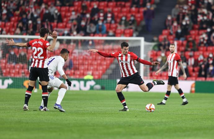 Mikel Vesga, titular ante el Barça y Real Madrid en Copa, ejecuta un centro ante la presencia del madridista Casemirio en el duelo del jueves en San Mamés.