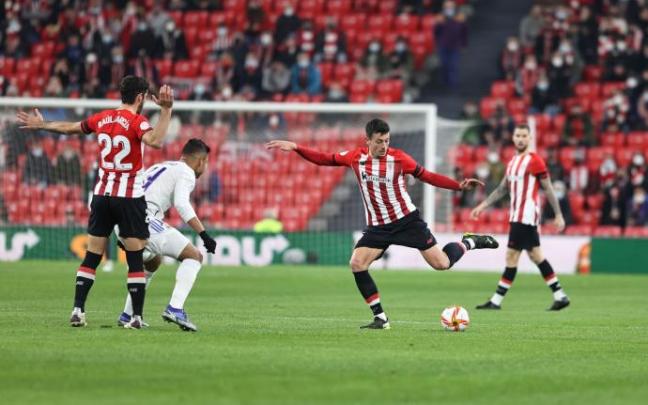 Mikel Vesga, titular ante el Barça y Real Madrid en Copa, ejecuta un centro ante la presencia del madridista Casemirio en el duelo del jueves en San Mamés.