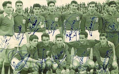 Un equipo del CD Vitoria de la temporada 1959-60, con varios albiazules en sus filas. De pie (izda. a dcha.): 'Julito', Gonzalo, Narciso, Laza, Insagurbe, Ezpeleta y Pérez Rey. Agachados (izda. a dcha.): 'Aranburu', Cañaveras, 'Coque', Legorburu 'Pajarero Un equipo del CD Vitoria de la temporada 1959-60, con varios albiazules en sus filas. De pie (izda. a dcha.): 'Julito', Gonzalo, Narciso, Laza, Insagurbe, Ezpeleta y Pérez Rey. Agachados (izda. a dcha.): 'Aranburu', Cañaveras, 'Coque', Legorburu 'Pajarero