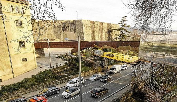 Una coraza de andamios en la pasarela del Labrit