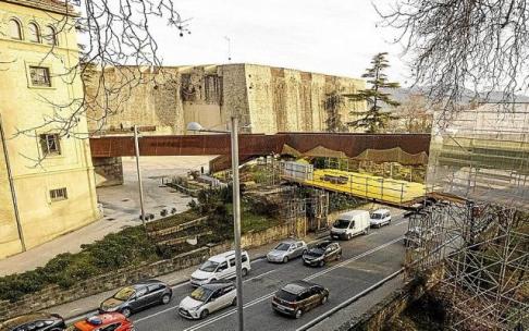 Una coraza de andamios en la pasarela del Labrit
