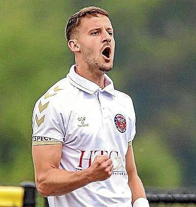 Apretando el puño. Así es como celebraba Jesús Mari Satrústegui los goles con la Real. Su hijo Alex hizo un gesto parecido en esta celebración.