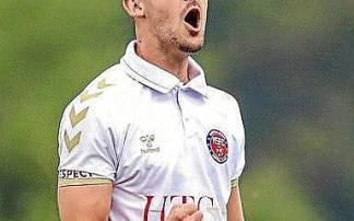 Apretando el puño. Así es como celebraba Jesús Mari Satrústegui los goles con la Real. Su hijo Alex hizo un gesto parecido en esta celebración.