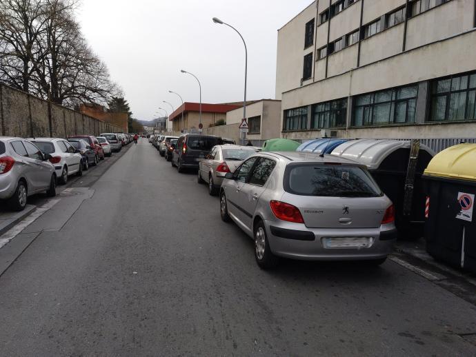 Dobles filas junto al colegio de Corazonistas de Gasteiz.