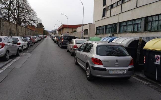 Dobles filas junto al colegio de Corazonistas de Gasteiz.