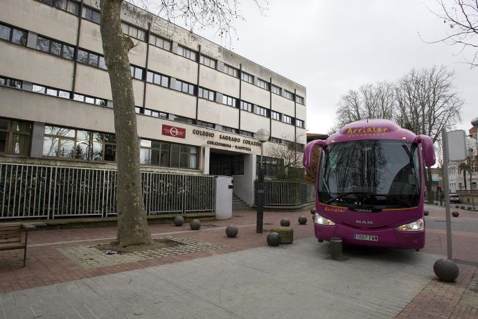 Un autobús se desplaza frente a la entrada principal del colegio Corazonistas de Vitoria.