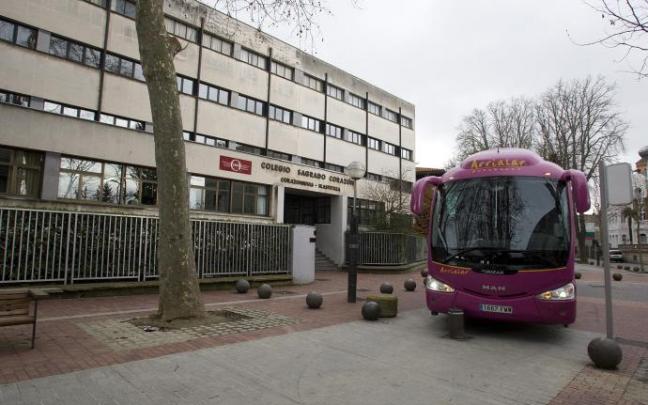 Un autobús se desplaza frente a la entrada principal del colegio Corazonistas de Vitoria.