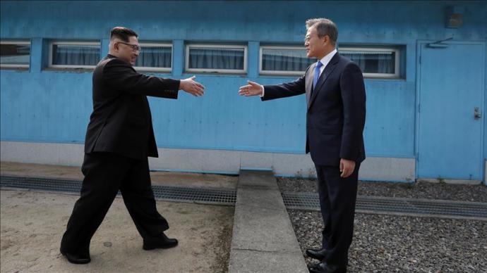 El líder norcoreano, Kim Jong-un, y el presidente surcoreano, Moon Jae-in, en el encuentro que mantuvieron en la demarcación militar de Panmunjom en 2018