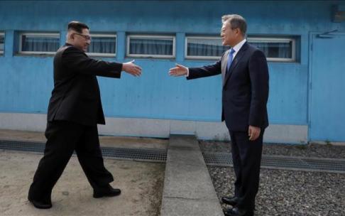 El líder norcoreano, Kim Jong-un, y el presidente surcoreano, Moon Jae-in, en el encuentro que mantuvieron en la demarcación militar de Panmunjom en 2018 El líder norcoreano, Kim Jong-un, y el presidente surcoreano, Moon Jae-in, en el encuentro que mantuvieron en la demarcación militar de Panmunjom en 2018