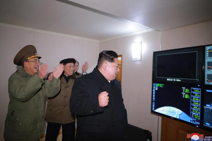 Kim Jong-un durante el lanzamiento de un misil anterior