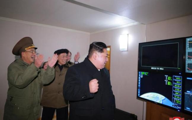 Kim Jong-un durante el lanzamiento de un misil anterior Kim Jong-un durante el lanzamiento de un misil anterior