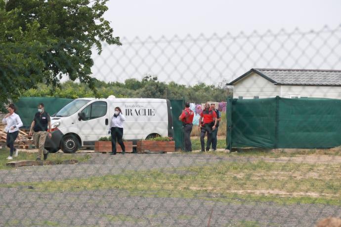 Empleadas de la funeraria con la Policí Foral y Científica tras recoger el cuerpo del pequeño de 3 años