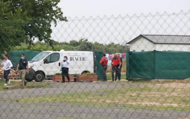 Empleadas de la funeraria con la Policí Foral y Científica tras recoger el cuerpo del pequeño de 3 años