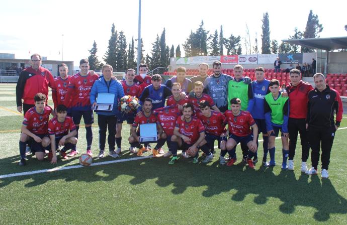 La plantilla del Corellano posa junto a los homenajeados José Miguel y Sergio Sanz, antes del partido ante el Valle de Egüés