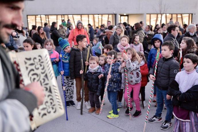 Coros infantiles cantando en la víspera de Santa Águeda, en Vitoria.