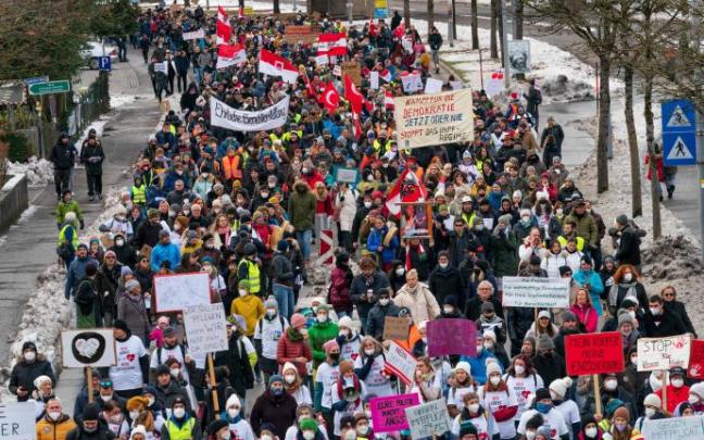 Manifestantes protestan en Austria contra las medidas del Gobierno contra el coronavirus. Manifestantes protestan en Austria contra las medidas del Gobierno contra el coronavirus.