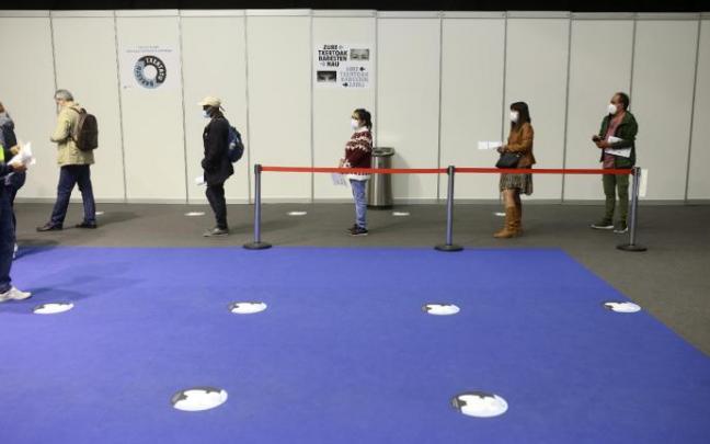 Varias personas aguardan su turno para ponerse la vacuna contra el coronavirus en el BEC de Barakaldo