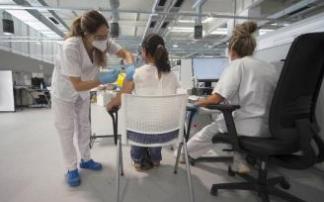 Una sanitaria vacuna a una adolescente. Foto: E. P. Una sanitaria vacuna a una adolescente. Foto: E. P.