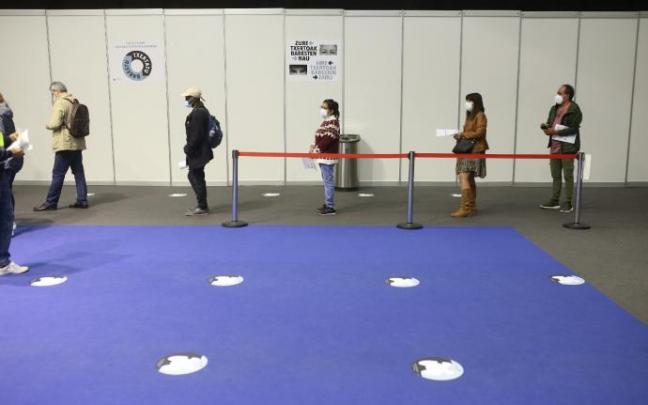 Cada día miles de personas pasan por el pabellón 6 del BEC para recibir la vacuna contra el covid-19.