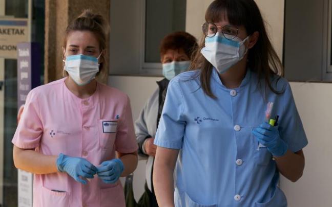 Dos sanitarias de Osakidetza en un centro de vacunación.