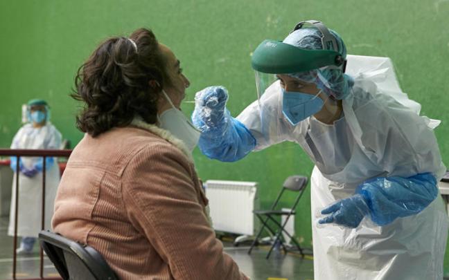 Una sanitaria realiza una prueba PCR.