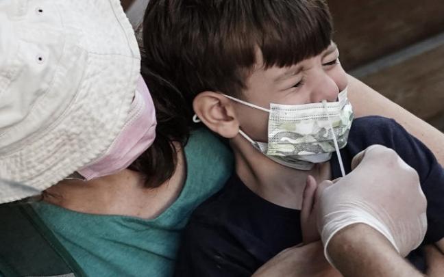 Sanitarios efectúan una prueba PCR a un niño.