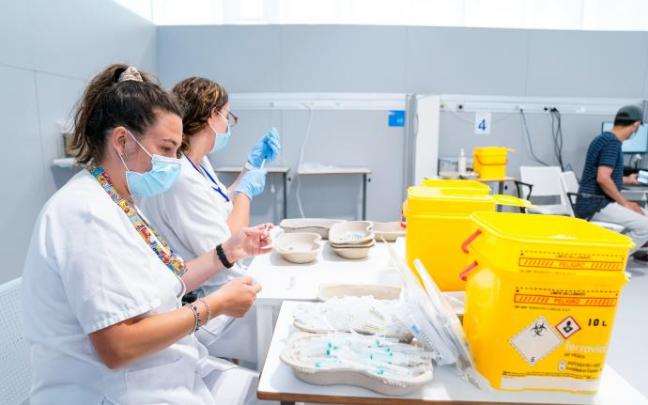 Varias enfermeras preparan vacunas contra el coronavirus. Varias enfermeras preparan vacunas contra el coronavirus.