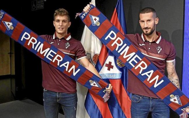 Corpas eta Sielva, Eibarko bufandak jantzita, atzo Ipuruako prentsa aretoan eskainitako ekitaldian.