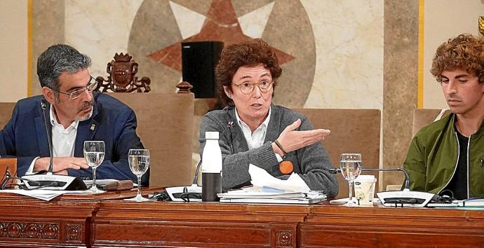 La concejala de Urbanismo, Nekane Arzallus, ayer, en una intervención en el Pleno, junto al alcalde y al concejal Jon Insausti.