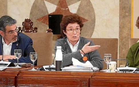 La concejala de Urbanismo, Nekane Arzallus, ayer, en una intervención en el Pleno, junto al alcalde y al concejal Jon Insausti.