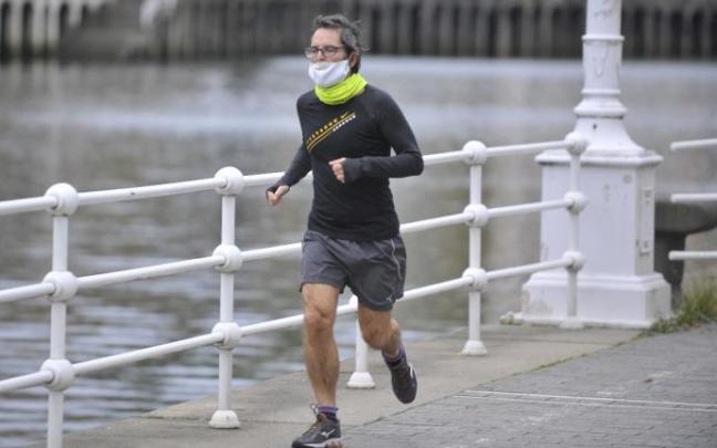 Un joven corre en solitario junto a la ría Un joven corre en solitario junto a la ría