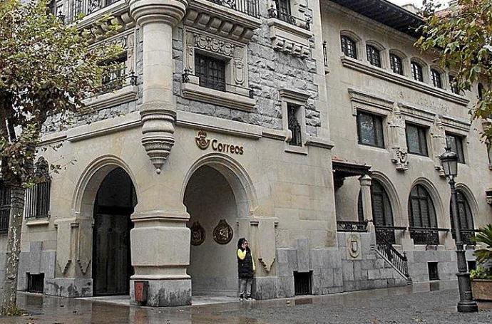 La sede de Correos luce un renovado aspecto. Foto: Josu Chavarri