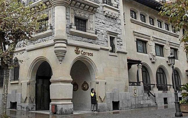 La sede de Correos luce un renovado aspecto. Foto: Josu Chavarri