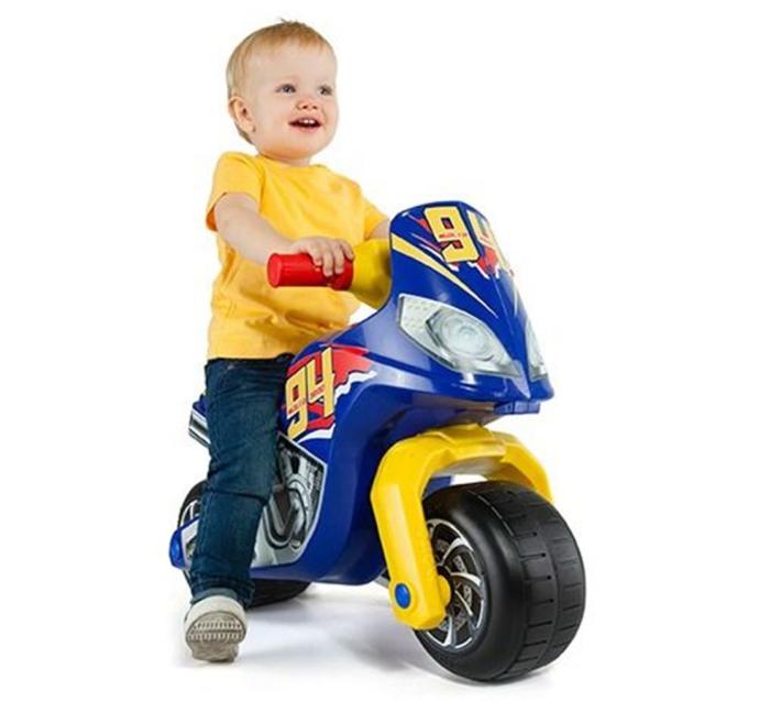 Una moto infantil correpasillos similar a las que utilizaron los niños para escaparse.