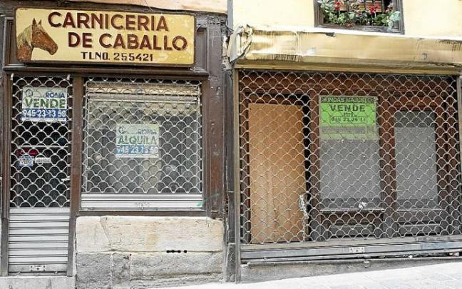 Dos locales contiguos en la Correría lucen carteles de alquiler o venta. Foto: Alex Larretxi