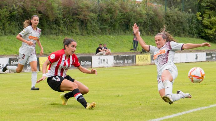 Oihane trata de enviar un centro al área rival.