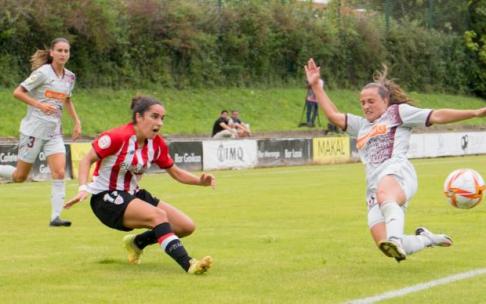 Oihane trata de enviar un centro al área rival. Oihane trata de enviar un centro al área rival.
