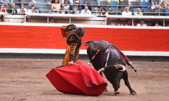 Roca Rey, toreando con profundidad a un toro entregado en uno de sus buenos lances de la tarde.