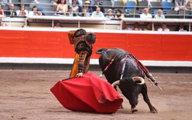 Roca Rey, toreando con profundidad a un toro entregado en uno de sus buenos lances de la tarde.